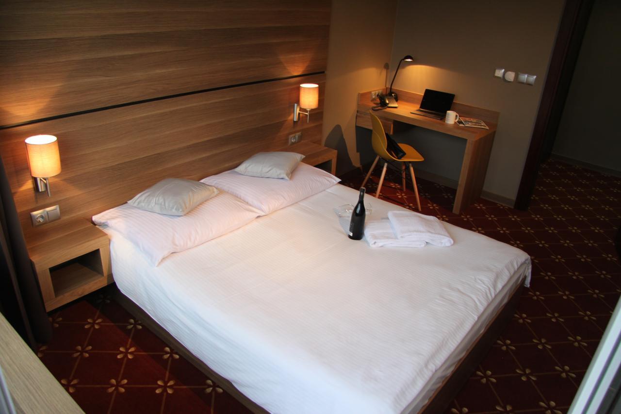 Hotel Dunajec Zglobice Esterno foto