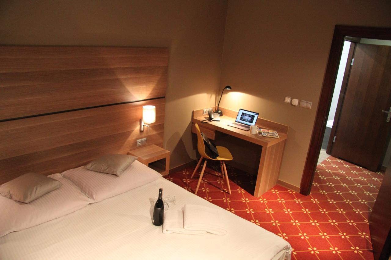 Hotel Dunajec Zglobice Esterno foto